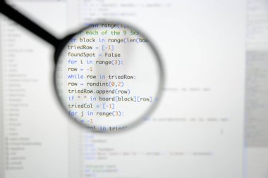 Gerçek Python kod gelişmekte olan ekran. Programlama iş akışı soyut