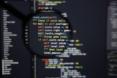 Gerçek Python kod gelişmekte olan ekran. Programlama iş akışı soyut