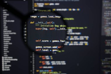 Gerçek Python kod gelişmekte olan ekran. Programlama iş akışı soyut