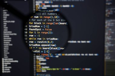 Gerçek Python kod gelişmekte olan ekran. Programlama iş akışı soyut