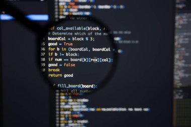 Gerçek Python kod gelişmekte olan ekran. Programlama iş akışı soyut
