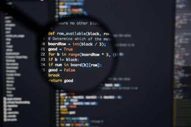 Gerçek Python kod gelişmekte olan ekran. Programlama iş akışı soyut