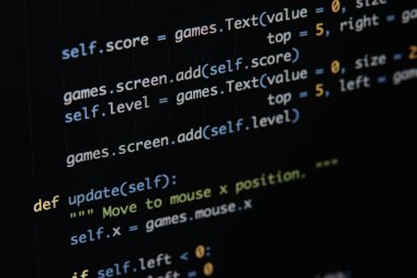 Gerçek Python kod gelişmekte olan ekran. Programlama iş akışı soyut
