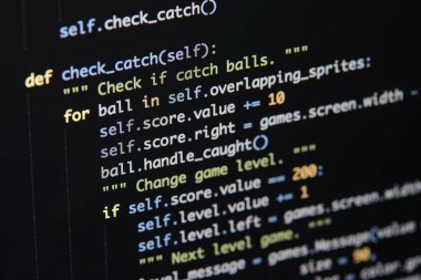 Gerçek Python kod gelişmekte olan ekran. Programlama iş akışı soyut