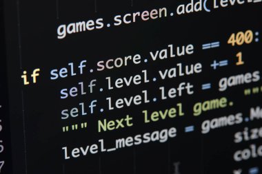 Gerçek Python kod gelişmekte olan ekran. Programlama iş akışı soyut