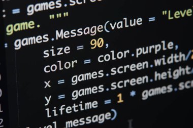 Gerçek Python kod gelişmekte olan ekran. Programlama iş akışı soyut