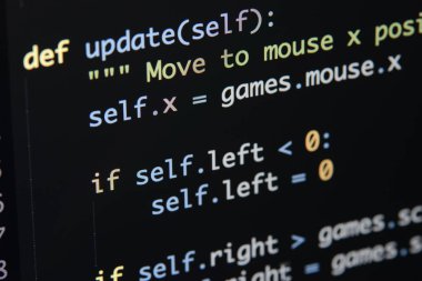 Gerçek Python kod gelişmekte olan ekran. Programlama iş akışı soyut