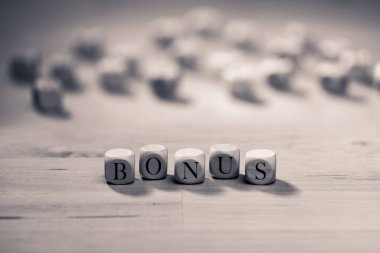 Ahşap küpleri bonus kelime. Bonus kavramı