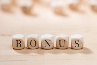 Ahşap küpleri bonus kelime. Bonus kavramı
