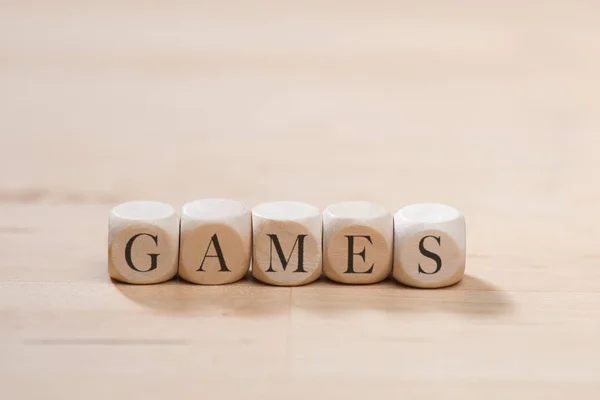 游戏词在木立方体。游戏理念 — 图库照片