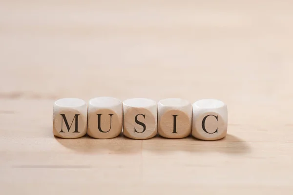 Parola di musica su cubi di legno. Concetto musicale — Foto Stock