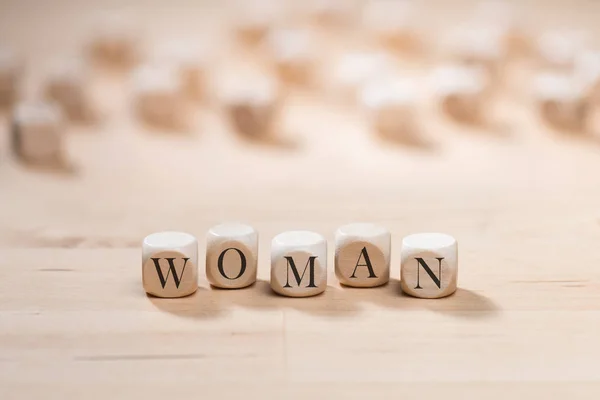 Palabra de mujer sobre cubos de madera. Concepto de mujer —  Fotos de Stock