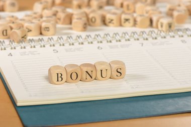 Ahşap küpleri bonus kelime. Bonus kavramı