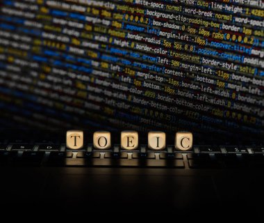 Ahşap küplerle ilgili yalın bir söz. Ayak parmağı konsepti