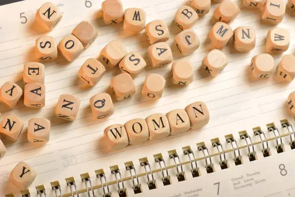 Kobieta słowo na drewnianych kostek. Kobieta koncepcja — Zdjęcie stockowe
