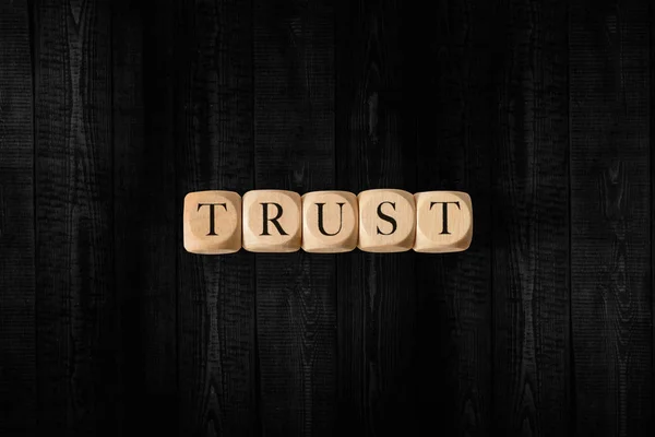 信任词在木立方体。信任概念 — 图库照片