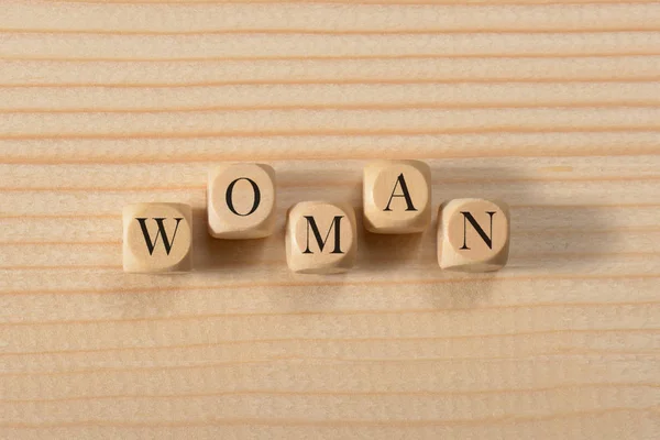 木制立方体上的女人字。妇女概念 — 图库照片