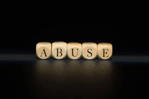 Palabra de abuso en cubos de madera. Concepto de abuso — Foto de Stock