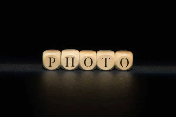 Foto palavra em cubos de madeira. Conceito de foto — Fotografia de Stock