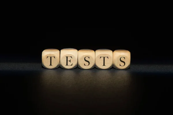 木製キューブの単語テスト。テスト コンセプト — ストック写真