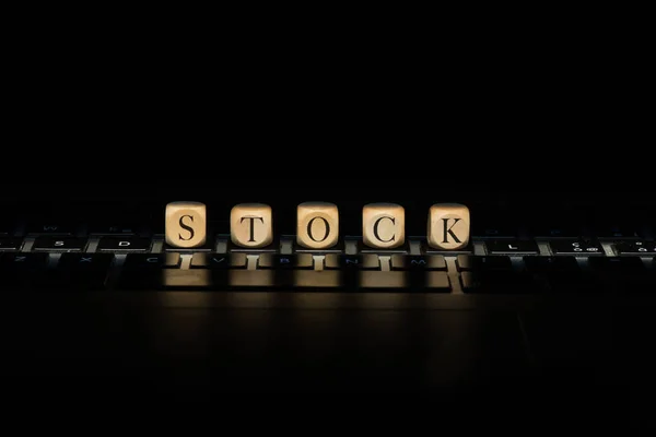 Palabra de stock en cubos de madera. Concepto de stock — Foto de Stock