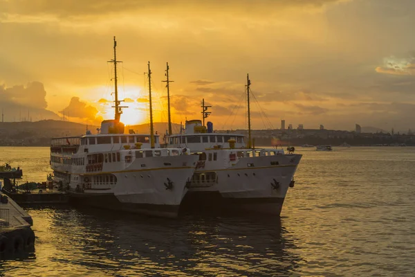 Ανατολή Του Ηλίου Και Πλωτά Καταλύματα Κωνσταντινούπολη — Φωτογραφία Αρχείου