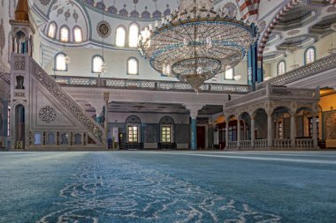 atakoy, istanbul, hindi-ağustos 22.2019 Ömer Duruk camisinin atakoy 'daki fayans ve iç mimarisi ile iç manzarası