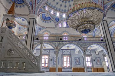 atakoy, istanbul, hindi-ağustos 22.2019 Ömer Duruk camisinin atakoy 'daki fayans ve iç mimarisi ile iç manzarası