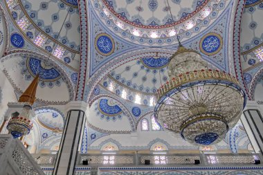 atakoy, istanbul, hindi-ağustos 22.2019 Ömer Duruk camisinin atakoy 'daki fayans ve iç mimarisi ile iç manzarası