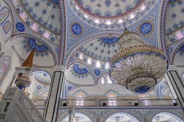 atakoy, istanbul, hindi-ağustos 22.2019 Ömer Duruk camisinin atakoy 'daki fayans ve iç mimarisi ile iç manzarası