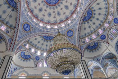 atakoy, istanbul, hindi-ağustos 22.2019 Ömer Duruk camisinin atakoy 'daki fayans ve iç mimarisi ile iç manzarası