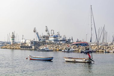 Yeşilköy, İstanbul (İstanbul), İstanbul 'da Mara Denizi kıyısında yer alan bir tatil köyüdür. Yesilkoy 'dan deniz kenarında tekne ve gemilerle manzara ve şehir manzarası.