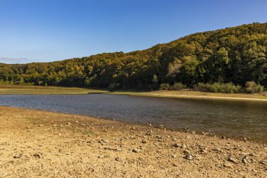Sariyer, İstanbul, 20 Ekim 2019. Belgrad Ormanı, İstanbul 'un Avrupa yakasında doğal yollardan oluşan bir ormanlık alan. Sonbahar mevsiminde Belgrad ormanlarından manzara ve doğa manzarası.