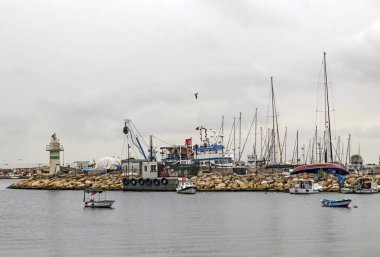 Yeşilköy, İstanbul, 20 Eylül 2019. Yeşilköy, İstanbul 'da Mara Denizi kıyısında bir tatil köyü. Yesilkoy 'dan deniz kenarında tekne ve gemilerle manzara ve şehir manzarası.