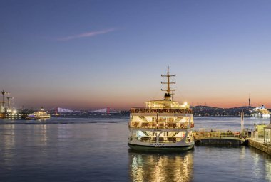 İstanbul, Türkiye, 7 Kasım 2019.Sabah saatlerinde İstanbul 'da Avrupa ve Asya kıtası arasında. İstanbul' dan şehir manzarası ve şehir manzarası .