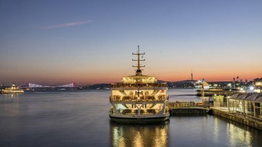 İstanbul, Türkiye, 7 Kasım 2019.Sabah saatlerinde İstanbul 'da Avrupa ve Asya kıtası arasında. İstanbul' dan şehir manzarası ve şehir manzarası .
