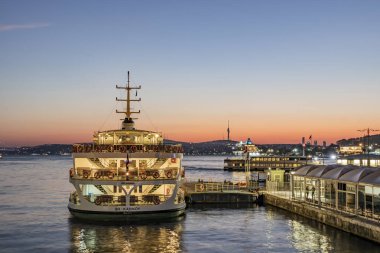 İstanbul, Türkiye, 7 Kasım 2019.Sabah saatlerinde İstanbul 'da Avrupa ve Asya kıtası arasında. İstanbul' dan şehir manzarası ve şehir manzarası .