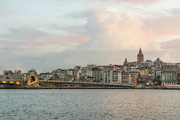 イスタンブール トルコ 2019年11月7日ヨーロッパとアジア大陸の間のイスタンブールでの朝の時間イスタンブールからの都市の景色 — ストック写真