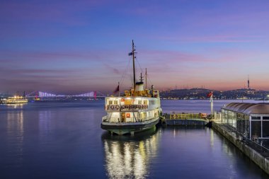 İstanbul, Türkiye, 7 Kasım 2019.Sabah saatlerinde İstanbul 'da Avrupa ve Asya kıtası arasında. İstanbul' dan şehir manzarası ve şehir manzarası .