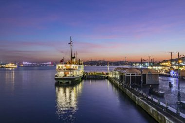 İstanbul, Türkiye, 7 Kasım 2019.Sabah saatlerinde İstanbul 'da Avrupa ve Asya kıtası arasında. İstanbul' dan şehir manzarası ve şehir manzarası .