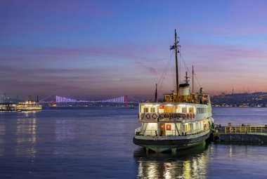 İstanbul, Türkiye, 7 Kasım 2019.Sabah saatlerinde İstanbul 'da Avrupa ve Asya kıtası arasında. İstanbul' dan şehir manzarası ve şehir manzarası .