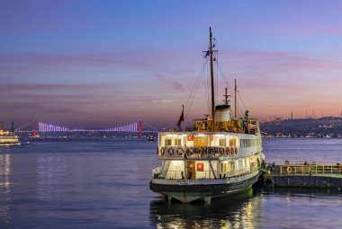 İstanbul, Türkiye, 7 Kasım 2019.Sabah saatlerinde İstanbul 'da Avrupa ve Asya kıtası arasında. İstanbul' dan şehir manzarası ve şehir manzarası .