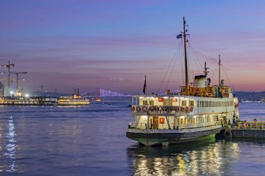 İstanbul, Türkiye, 7 Kasım 2019.Sabah saatlerinde İstanbul 'da Avrupa ve Asya kıtası arasında. İstanbul' dan şehir manzarası ve şehir manzarası .