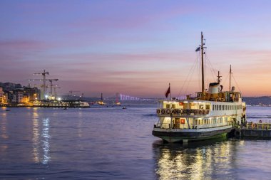 İstanbul, Türkiye, 7 Kasım 2019.Sabah saatlerinde İstanbul 'da Avrupa ve Asya kıtası arasında. İstanbul' dan şehir manzarası ve şehir manzarası .