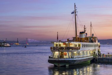 İstanbul, Türkiye, 7 Kasım 2019.Sabah saatlerinde İstanbul 'da Avrupa ve Asya kıtası arasında. İstanbul' dan şehir manzarası ve şehir manzarası .