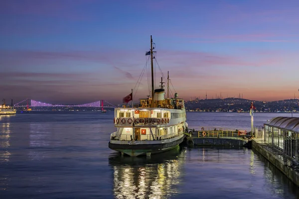 İstanbul, Türkiye, 7 Kasım 2019.Sabah saatlerinde İstanbul 'da Avrupa ve Asya kıtası arasında. İstanbul' dan şehir manzarası ve şehir manzarası .