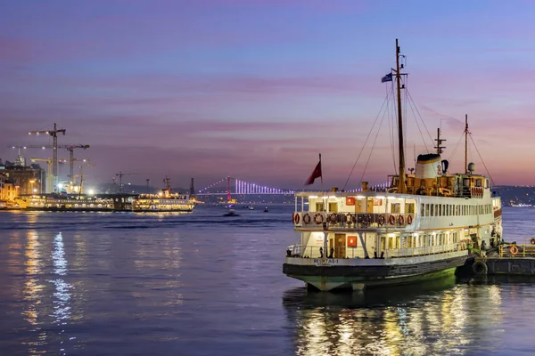 İstanbul, Türkiye, 7 Kasım 2019.Sabah saatlerinde İstanbul 'da Avrupa ve Asya kıtası arasında. İstanbul' dan şehir manzarası ve şehir manzarası .