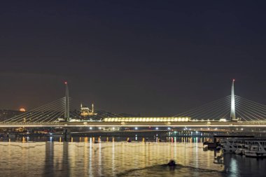 Goldenhorn, İstanbul, Hindi-Kasım 12.2019. Asya ve Avrupa kıtaları arasında rüya şehir. İstanbul 'dan dolunay ve şehir manzarası sabah erken saatlerde Galata Köprüsü' nden altın boynuzlu metro köprüsü..