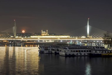 Goldenhorn, İstanbul, Hindi-Kasım 12.2019. Asya ve Avrupa kıtaları arasında rüya şehir. İstanbul 'dan dolunay ve şehir manzarası sabah erken saatlerde Galata Köprüsü' nden altın boynuzlu metro köprüsü..