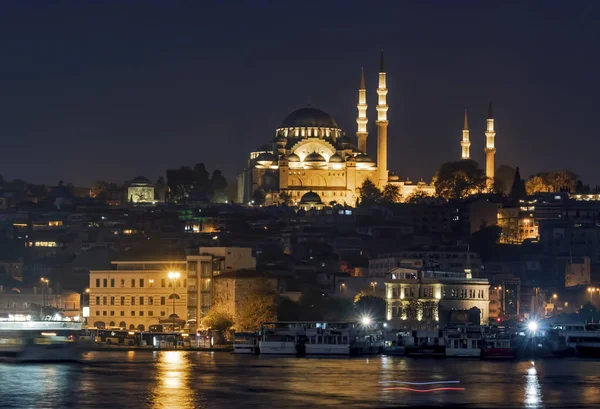 Goldenhorn, İstanbul, Hindi-Kasım 12.2019. Asya ve Avrupa kıtaları arasında rüya şehir. İstanbul manzaralı, Süleyman Camii 'nden ve Galata Köprüsü' nden eski bir kasabadan..